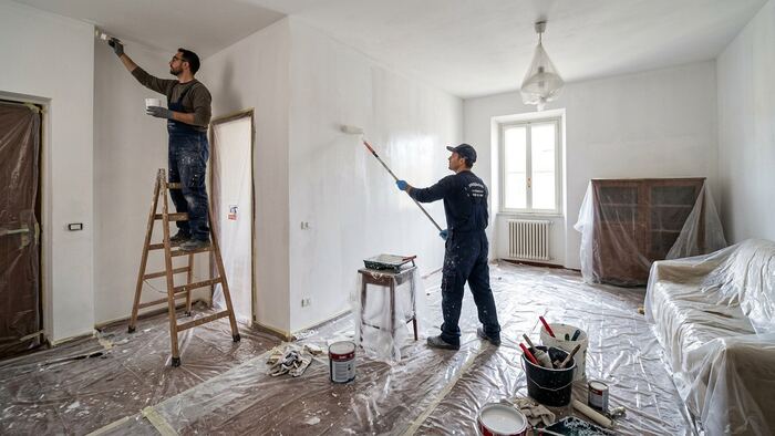 Imbiancatura di pareti interne durante una ristrutturazione